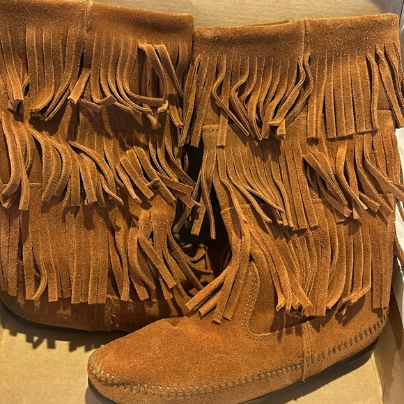 Minnetonka moccasin fringe boots - Picture 3 of 7
